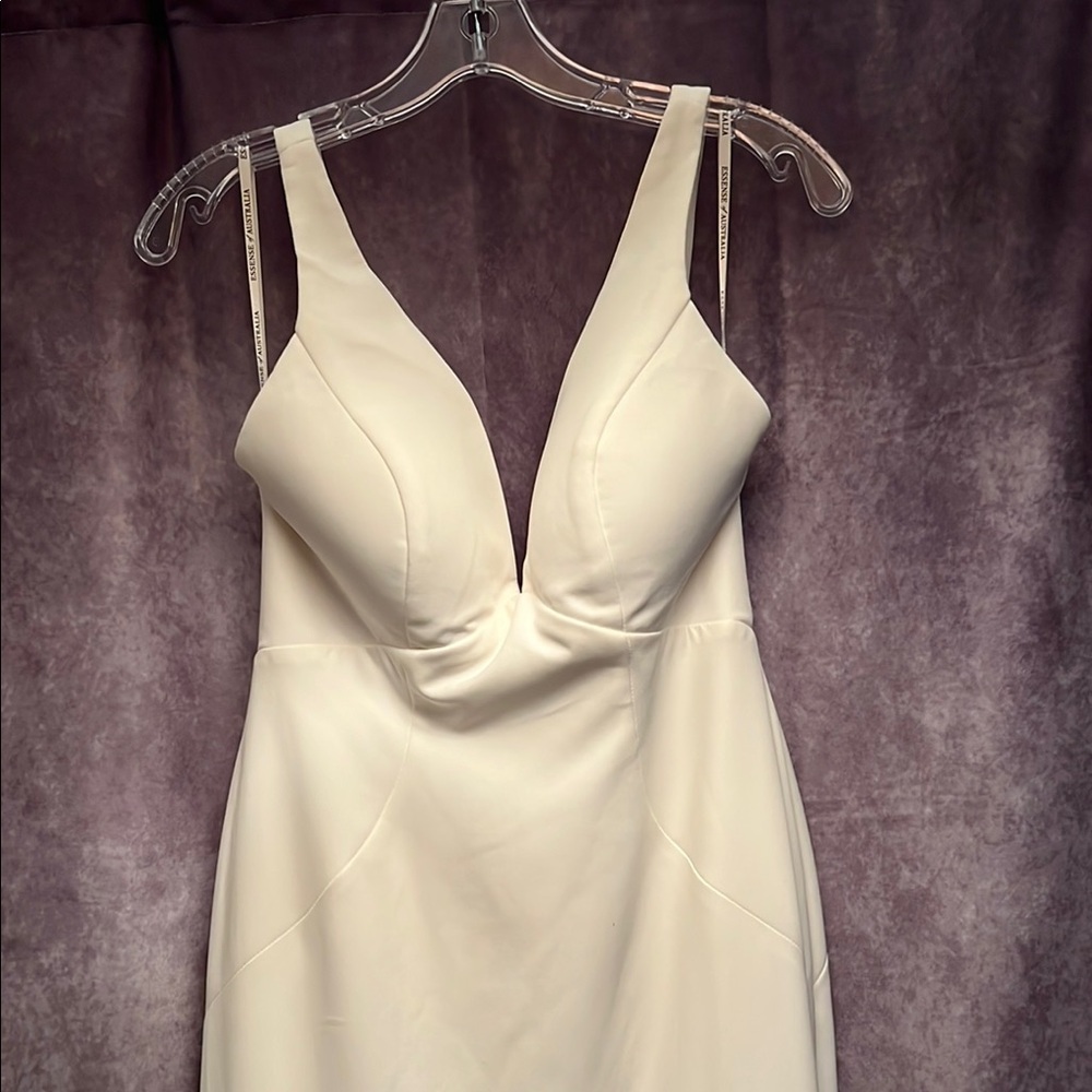 Essense of Australia D3985 Size 12 Minimalist Crepe Low Back Wedding Dress - Picture 4 of 4